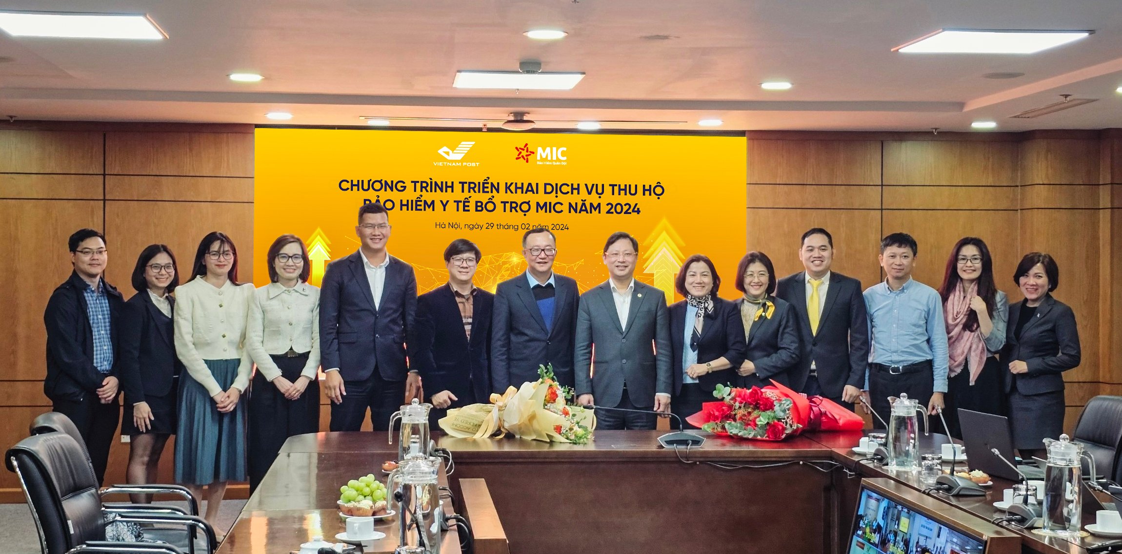 MIC và Vietnam Post phối hợp triển khai dịch vụ thu hộ bảo hiểm y tế bổ trợ năm 2024